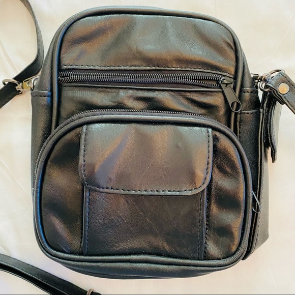 NWOT Leather Crossbody.. Back is vegan leather. Front is Leather. ADORABLE - Picture 7 of 12